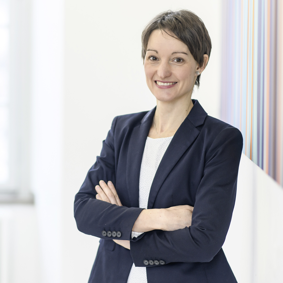 Portrait Tabea Bucher-Koenen - Person mittig im Bild, im ZEW-Gebäude mit Fenstern