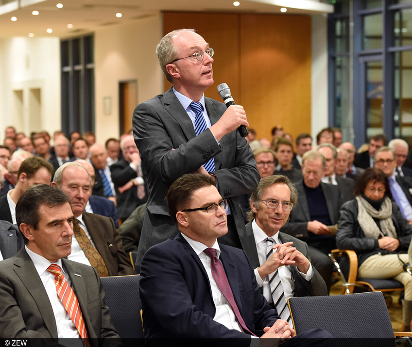 ZEW economist Friedrich Heinemann asks the speaker a question
