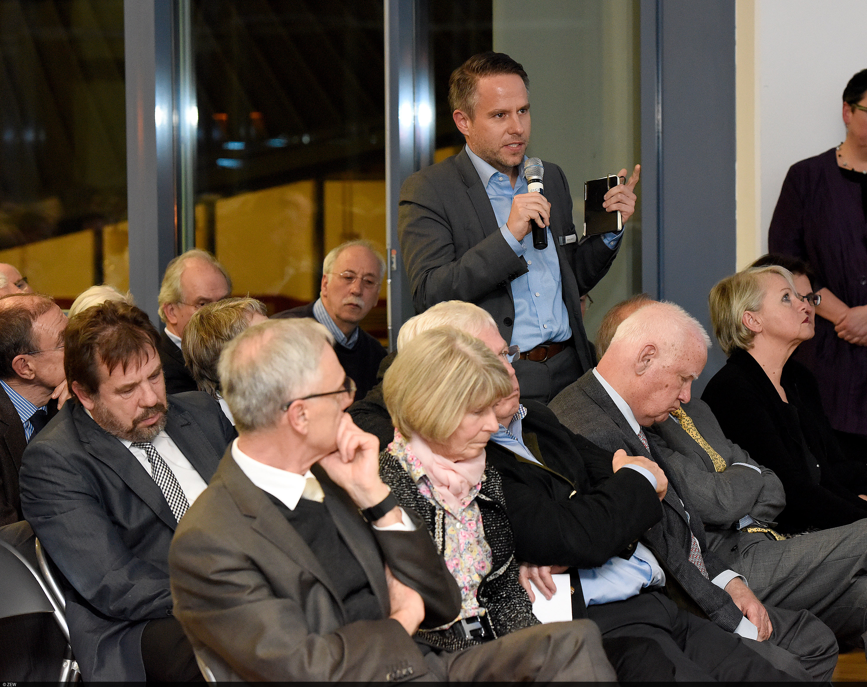 Prof. Dr. Andreas Peichl, economist at the ZEW, poses an audience question to Hans-Werner Sinn