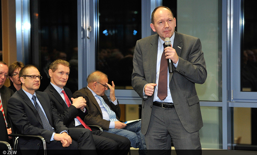 Audience question during Dieter Kempf's lecture on data as the currency of the future