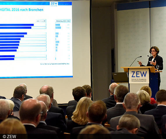 ZEW-Ökonomin Prof. Dr. Bertschek bei ihrem Vortrag zum Zusammenhang zwischen Digitalisierung und Produktivität.