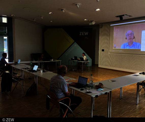 ZEW-Ökonomen unterhalten sich digital mit den Teilnehmenden