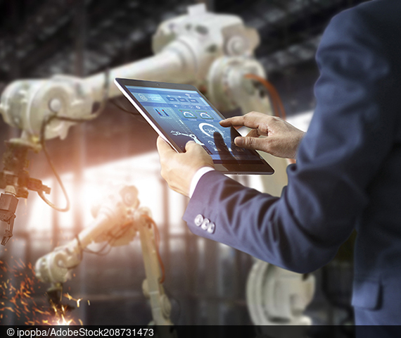 Foto eines Mannes, welcher ein Tablet in den Händen hält.