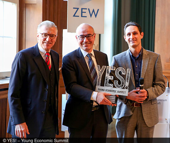 ZEW-Präsident Achim Wambach bei der Übergabe des YES!-Wanderpokals 