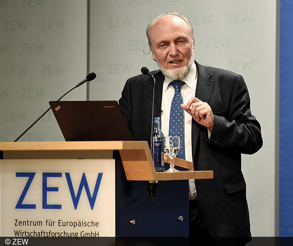 Professor Hans-Werner Sinn delivering his lecture \\\"Europe Post-Brexit. A 15 Point Programme for the Re-establishment of Europe.\\\"