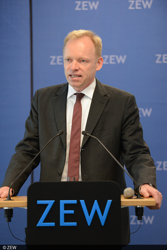 Clemens Fuest begrüßt die Gäste beim ZEW Wirtschaftsforum