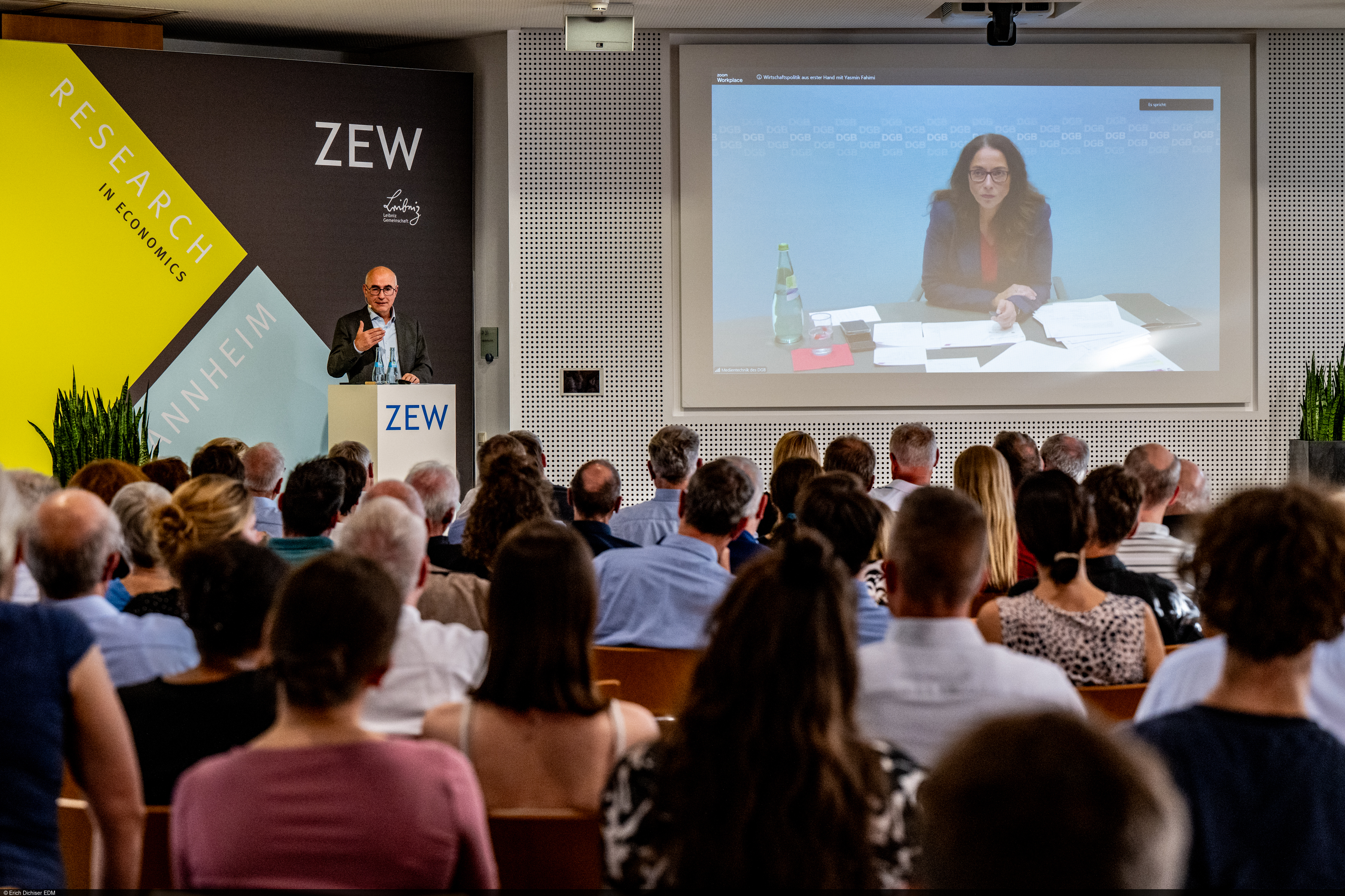 Achim Wambach und Yasmin Fahimi diskutieren bei Wirtschaftspolitik aus erster Hand.