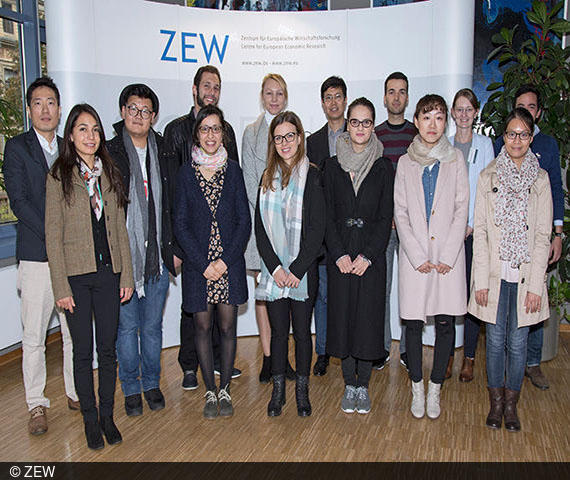 Die Gruppe der internationalen Studierenden zu Besuch am ZEW.