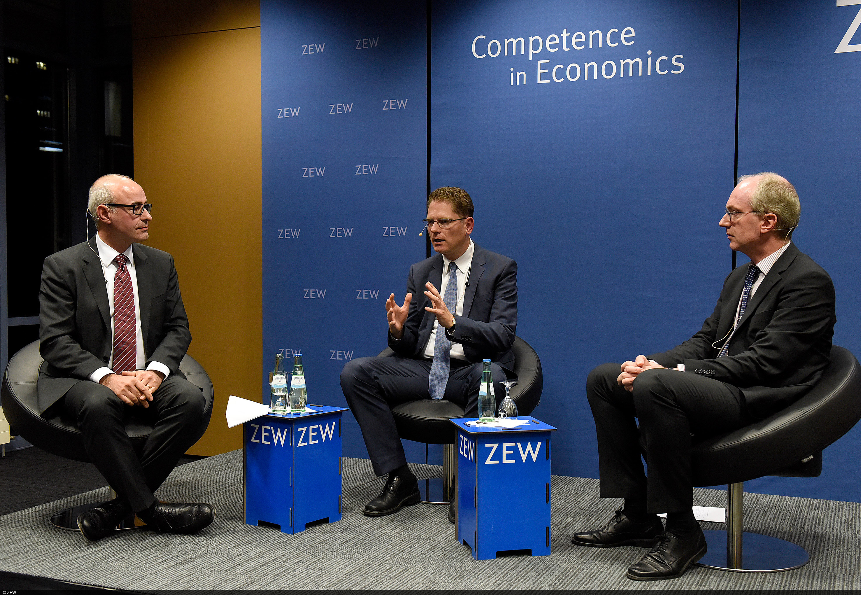 Markus Brunnemeier stellt zentrale Aussagen seines Buches „The Euro and the Battle of Ideas“ vor