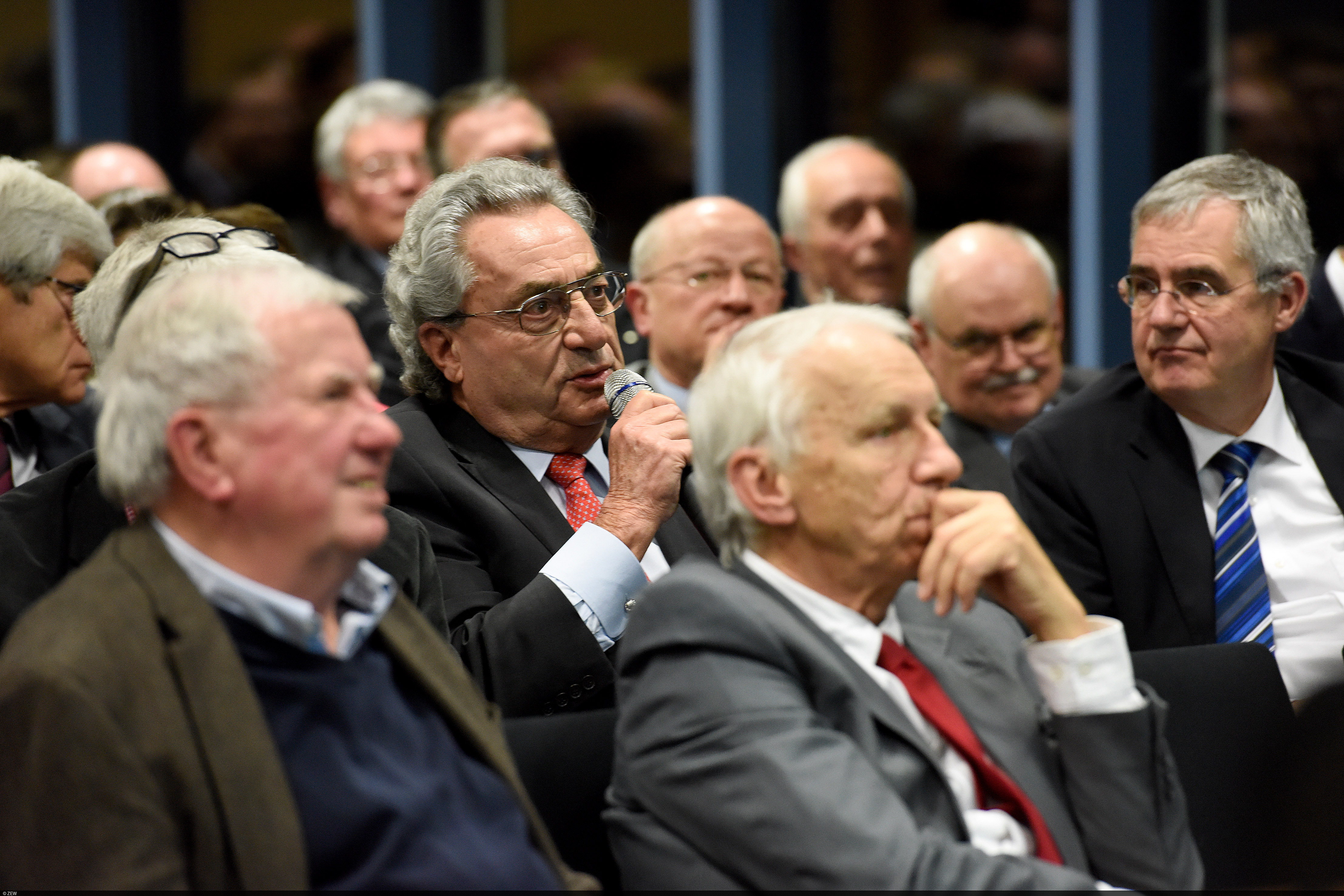 Christoph Schmidt presents the annual report 2016/17 of the Council of Economic Experts at ZEW