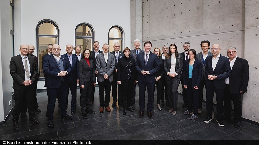 People stand in the Federal Ministry of Finance and take a photo together
