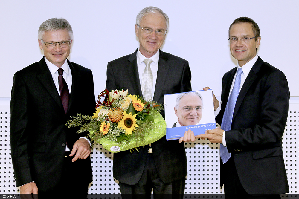 Former and new Chairman of the Sponsors' Association for Science and Practice