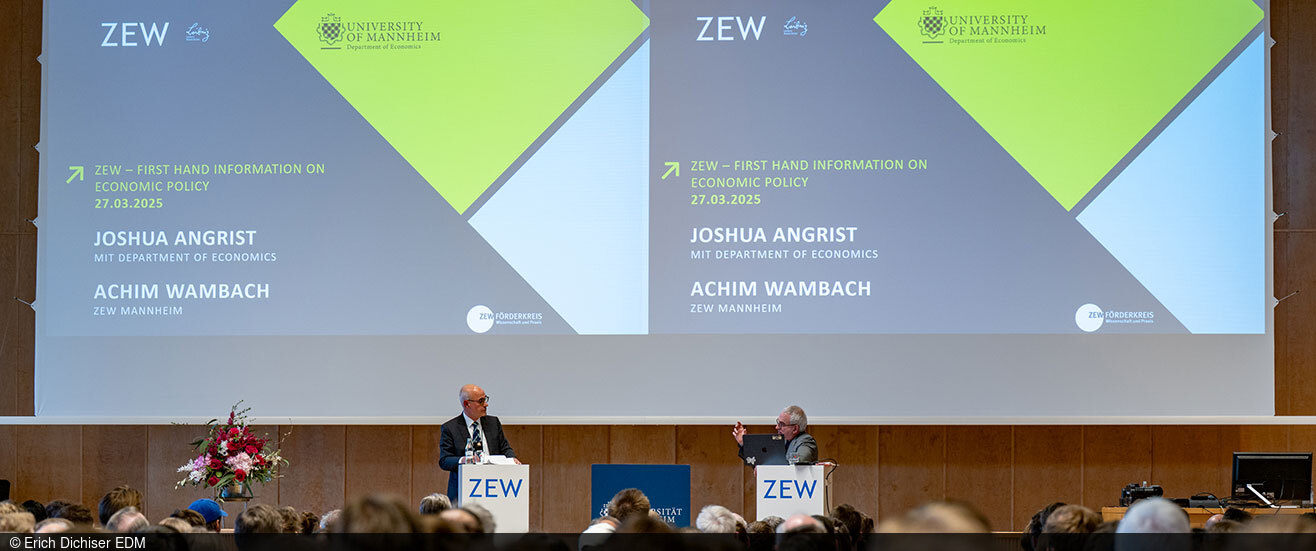 Joshua Angrist und Achim Wambach auf der Bühne 