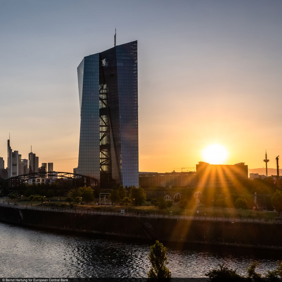 Das Hauptgebäude der Europäischen Zentralbank in Frankfurt am Main bei Sonnenuntergang.