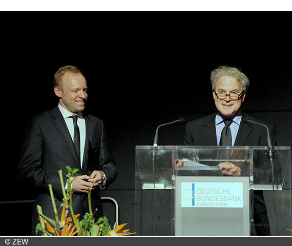 ZEW President Professor Dr. Clemens Fuest (left) and the Chairman of VfS, Professor Michael C. Burda, PhD, at the award ceremony