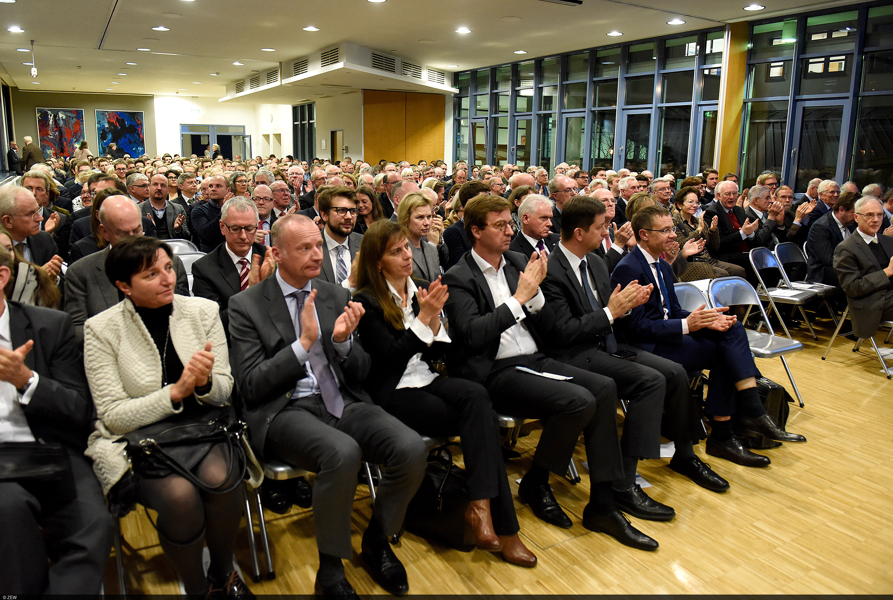 Applauding audience at the lecture by Hans-Werner Sinn at the ZEW