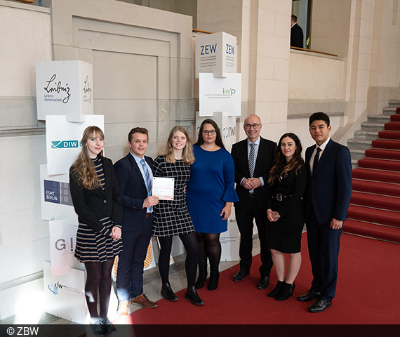Achim Wambach and the winning team of the YES! Award 2018