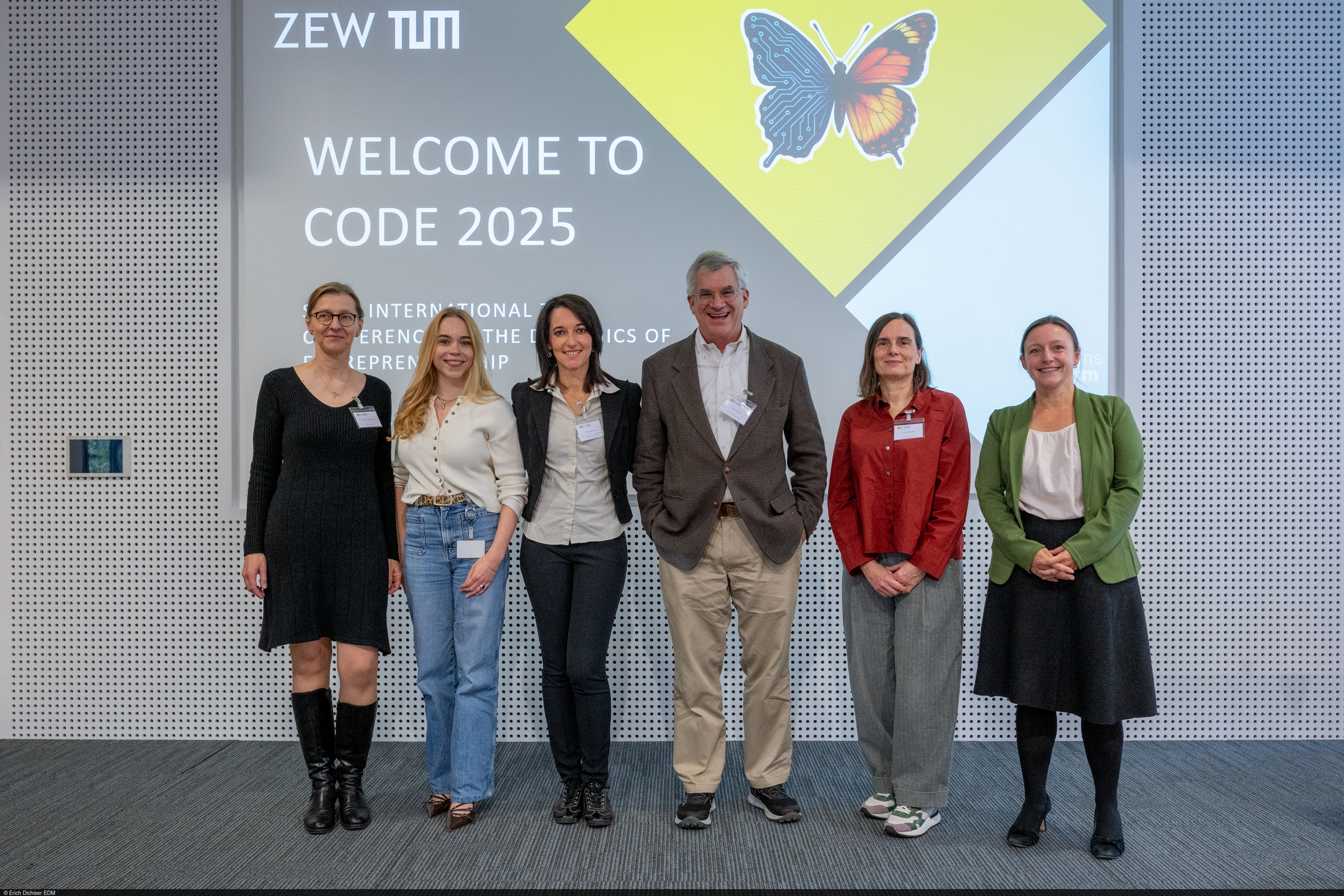 Gruppenbild der ZEW-Organisatorinnen mit den Keynote-Speakern der Konferenz