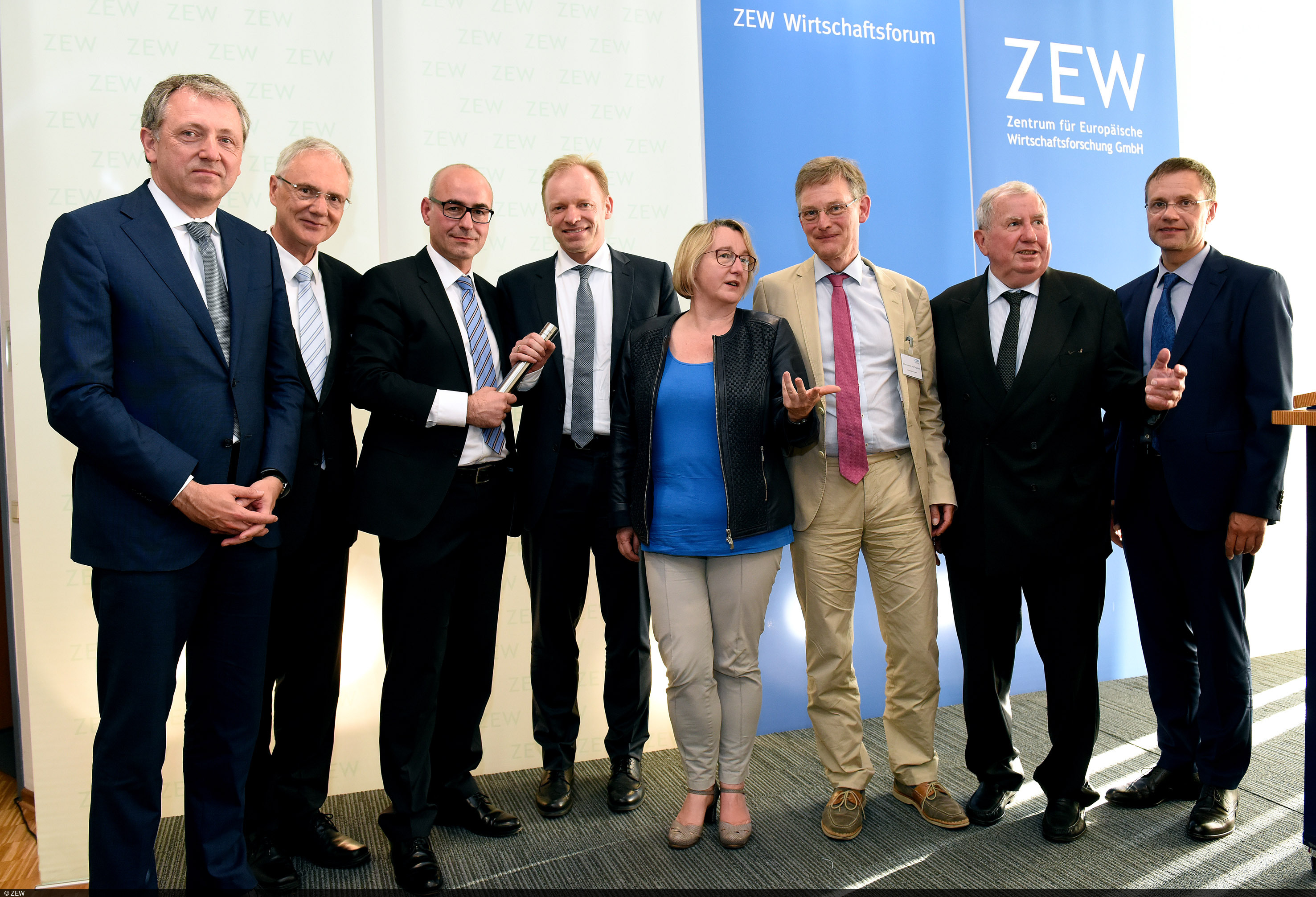 Gruppenfoto der Rednerinnen und Redner zum Festakt der Amtsübergabe der ZEW-Präsidentschaft