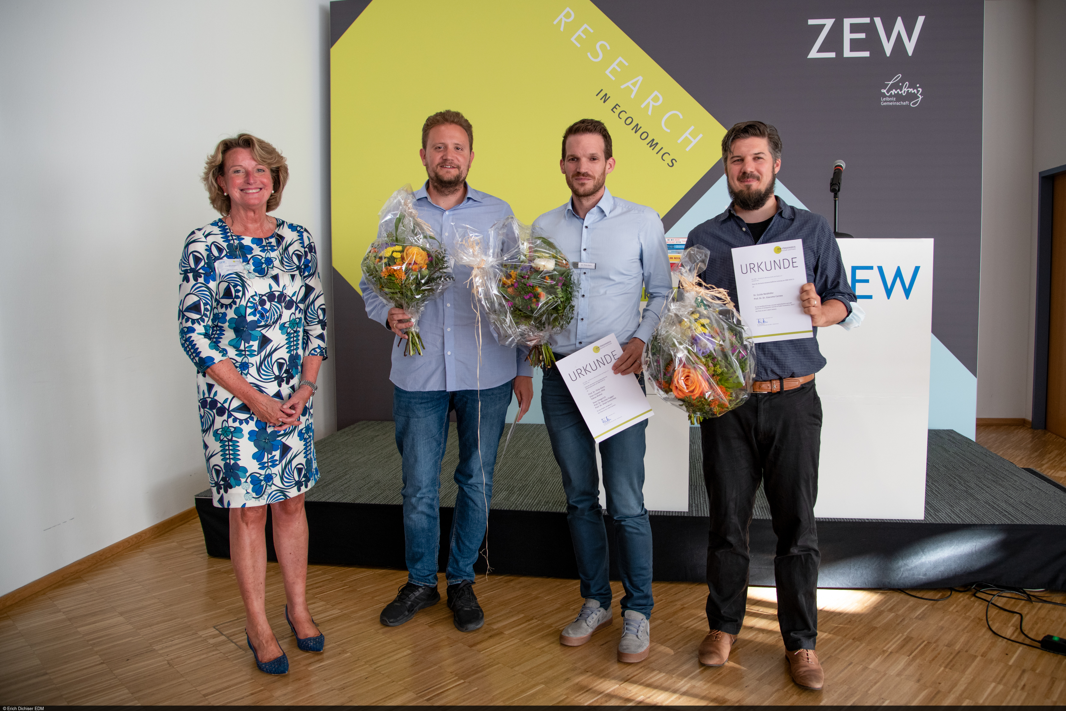 Claudia Diem with the prize winners Dr. Guido Neidhöfer, Professor Thilo Klein and Tobias Riehm