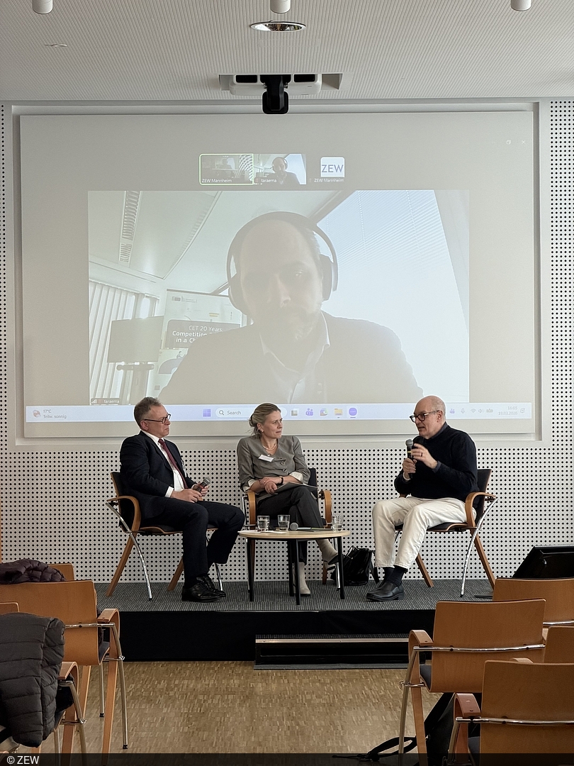 Bild der Paneldiskussionsteilnehmer/innen während der Diskussion.