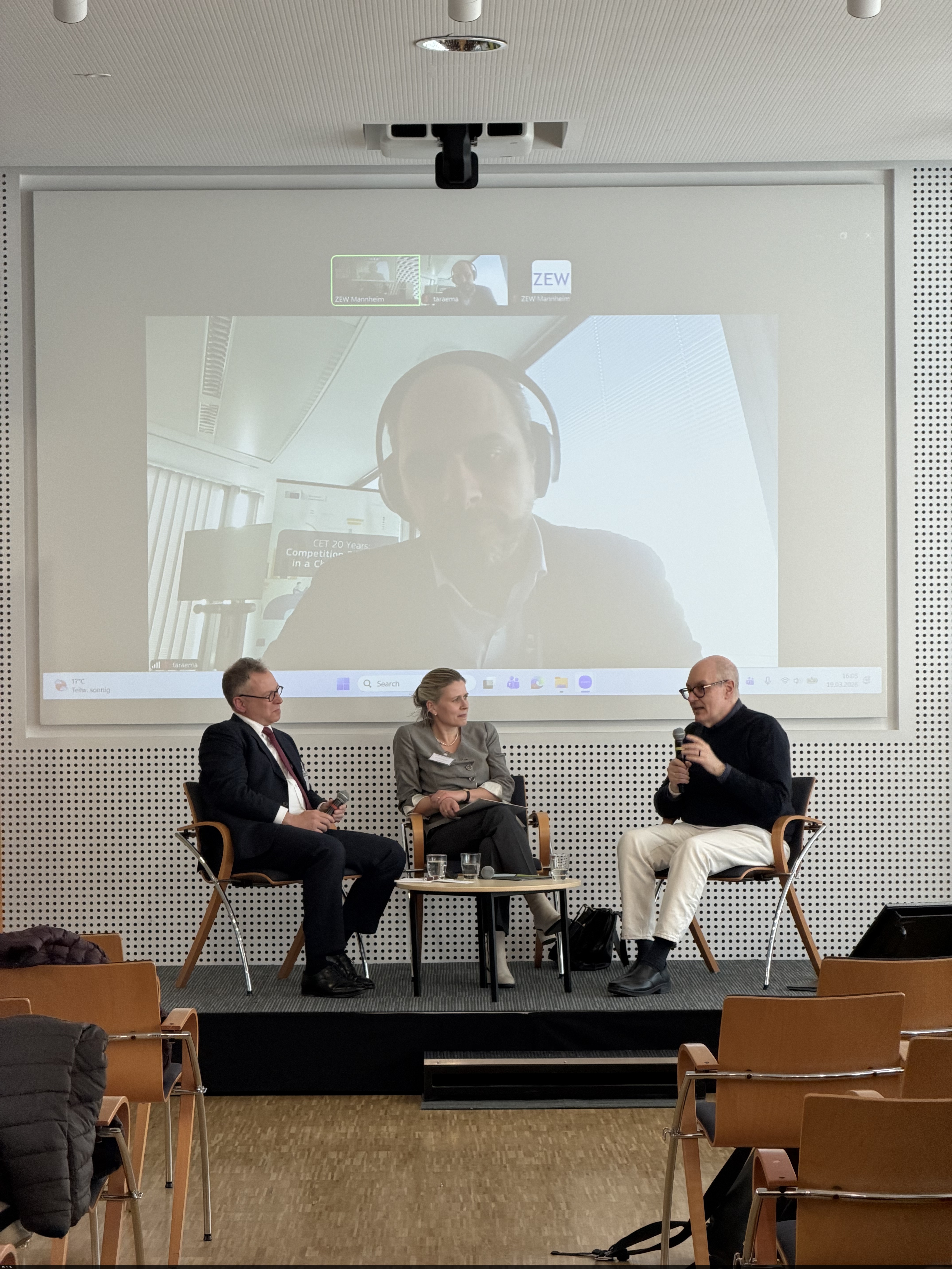 Bild der Paneldiskussionsteilnehmer/innen während der Diskussion.