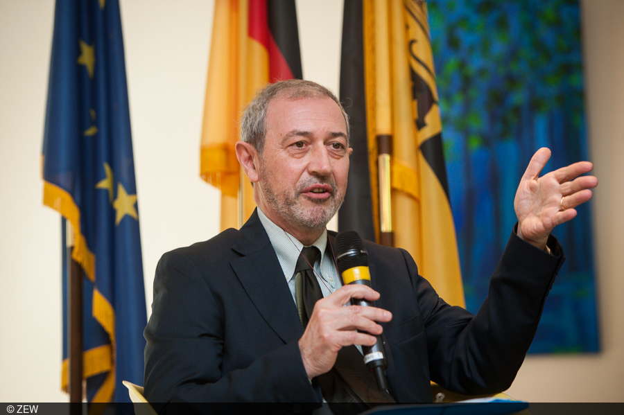 Professor Roberto Tamborini speaks to the audience.