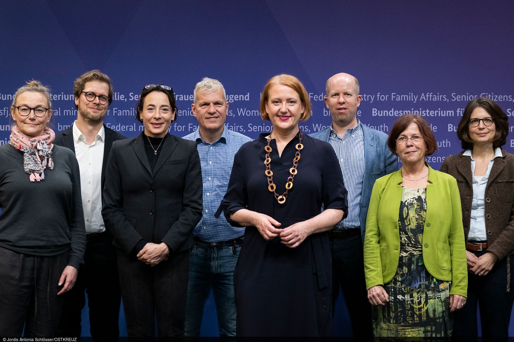 [Translate to English:] Group picture of the members of the Expert Commission, Holger Stichnoth is the third person from the right.