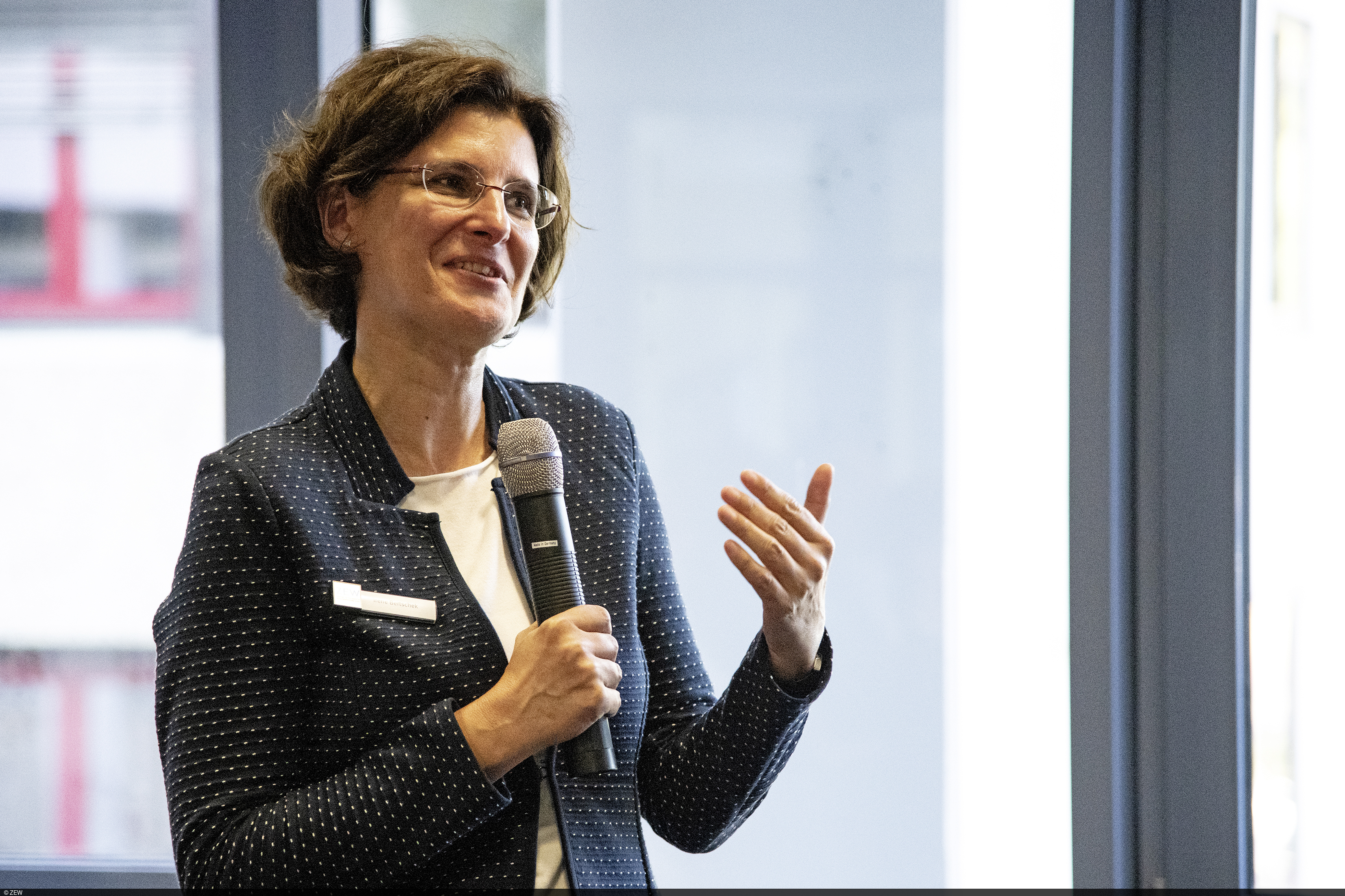 ZEW-Forscherin Irene Bertschek beteiligt sich an der Fragerunde im Anschluss an den Vortrag.