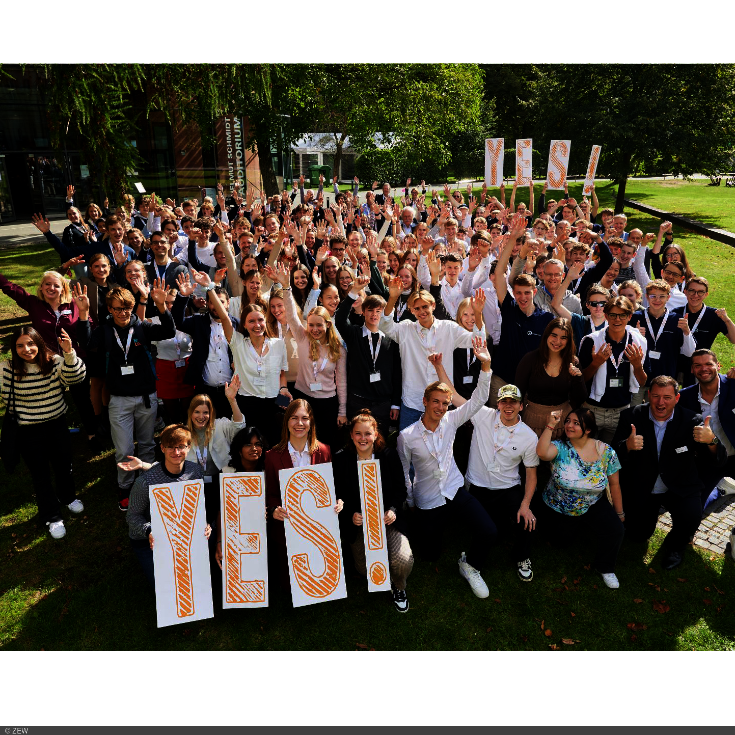 Group picture of the participants of the YES! school competition