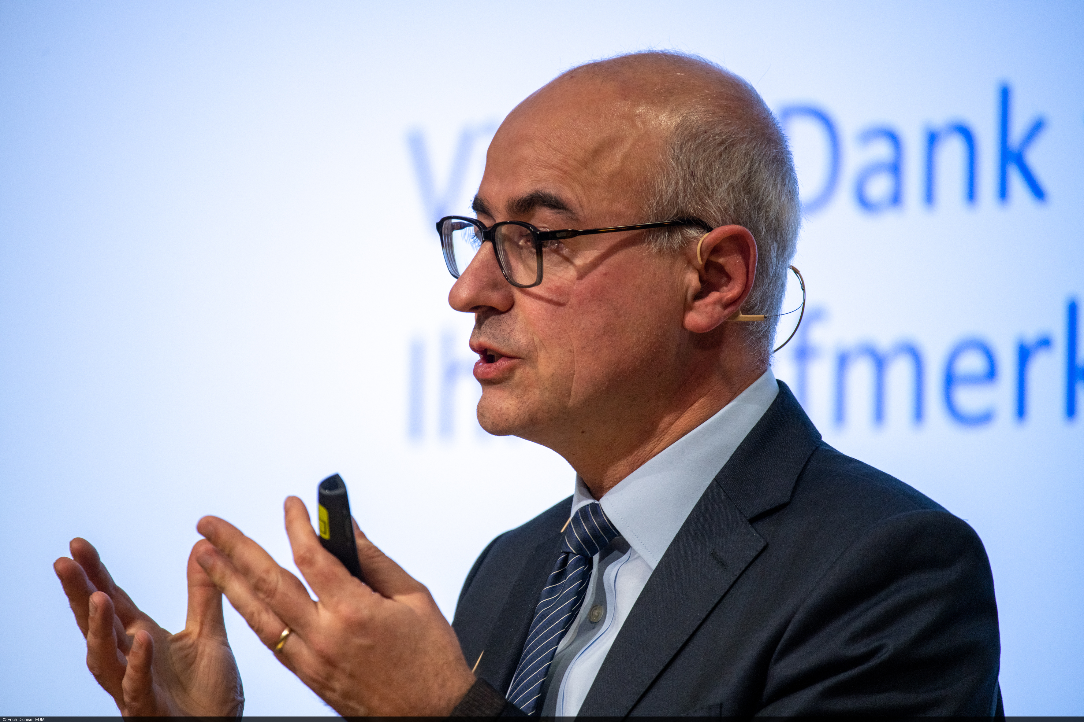 ZEW President Achim Wambach taking a look at the World Economy with some alumni during the New Year's Lecture.