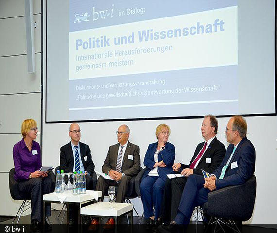 Die Teilnehmenden des Podiums debattieren im bw-i im Dialog 2018.
