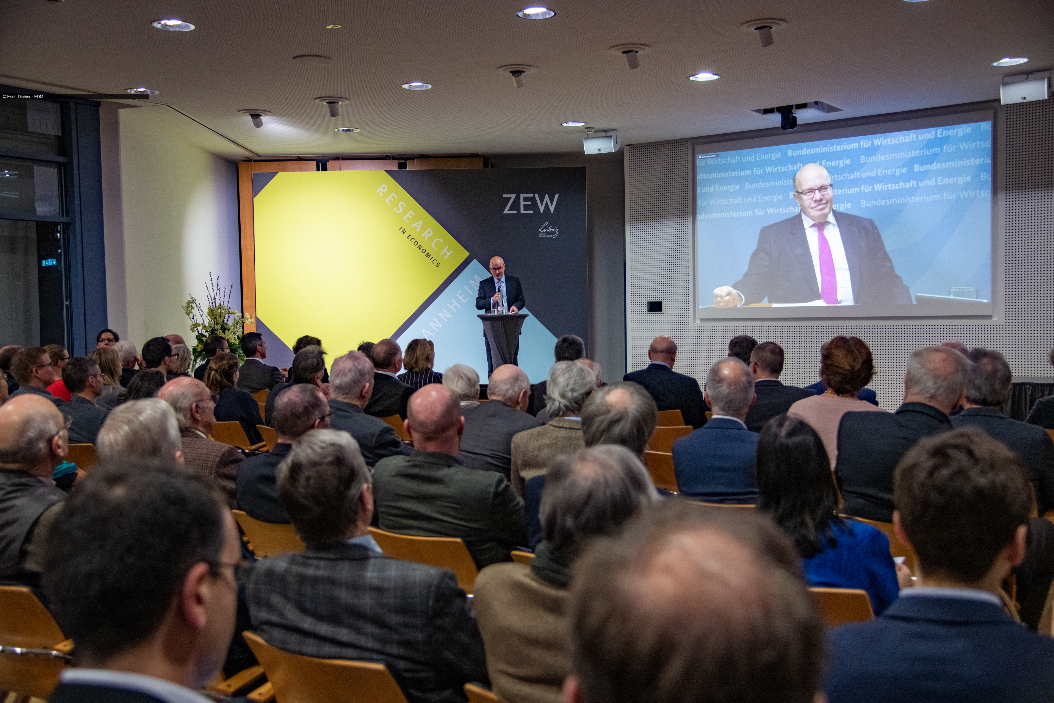 ZEW President Professor Achim Wambach, PhD welcomes the audience and the speaker of the evening, Federal Minister of Economics Peter Altmaier (on screen).