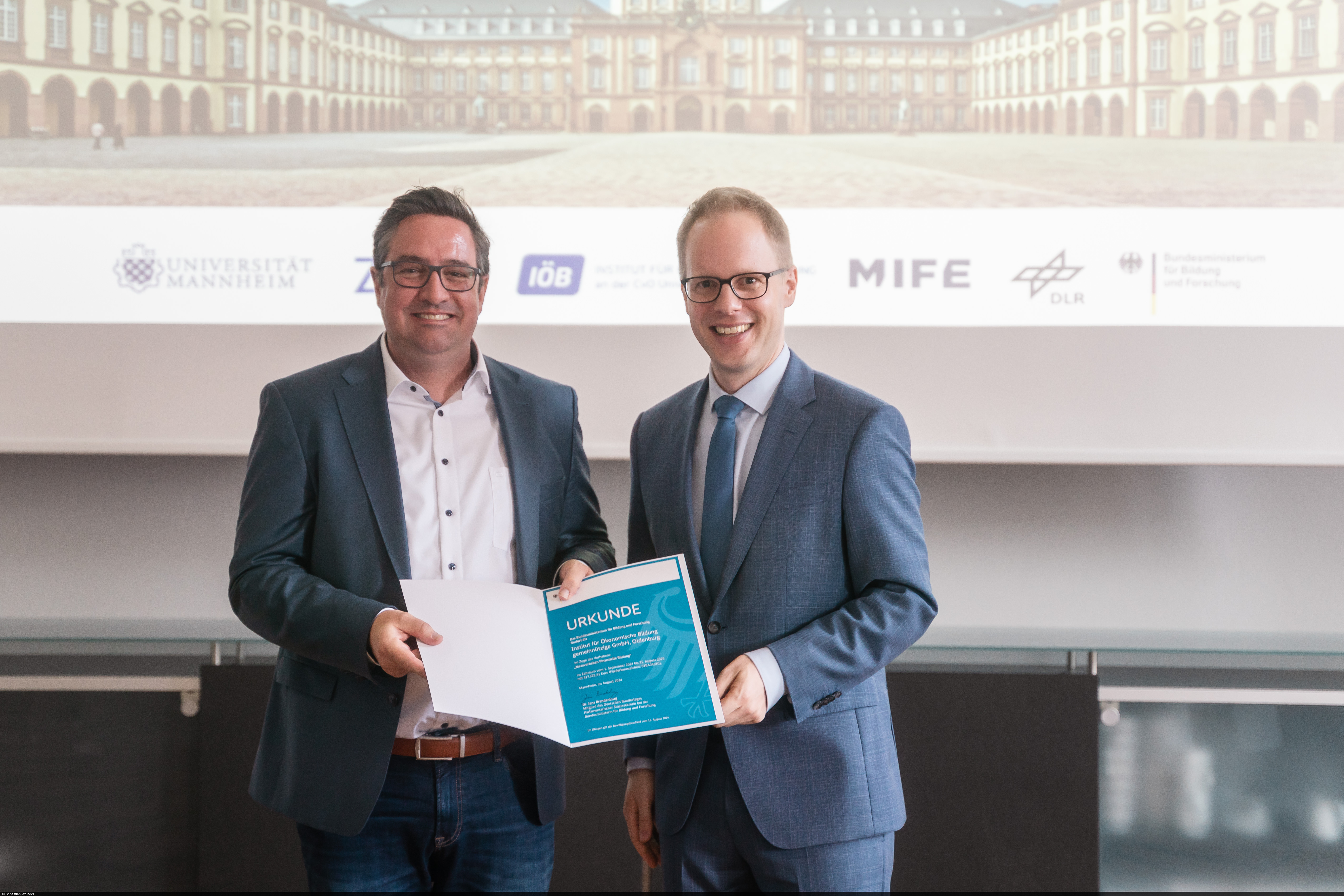 Professor Dirk Loerwald and Jens Brandenburg at the presentation of the funding decision.