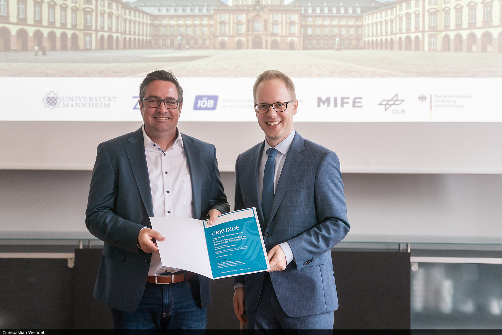 Professor Dirk Loerwald and Jens Brandenburg at the presentation of the funding decision.