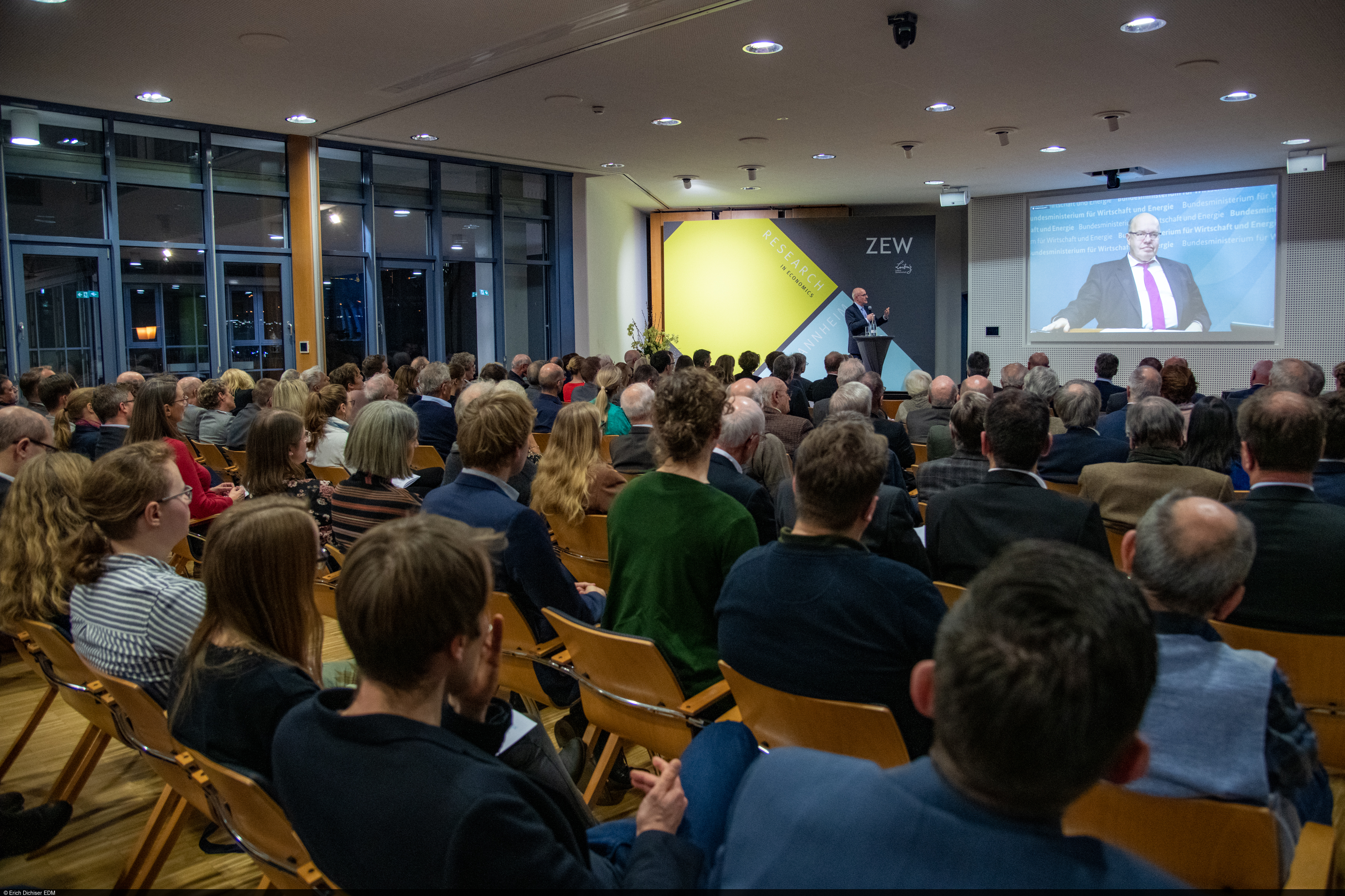 ZEW-Präsident Prof. Achim Wambach, PhD und Peter Altmaier im Austausch im Anschluss an den Vortrag.