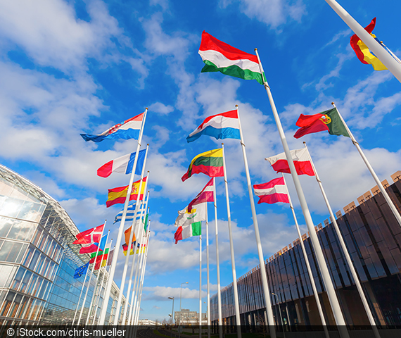 Fahnen wehen im Wind auf dem Vorplatz der Europäischen Investitionsbank in Luxemburg