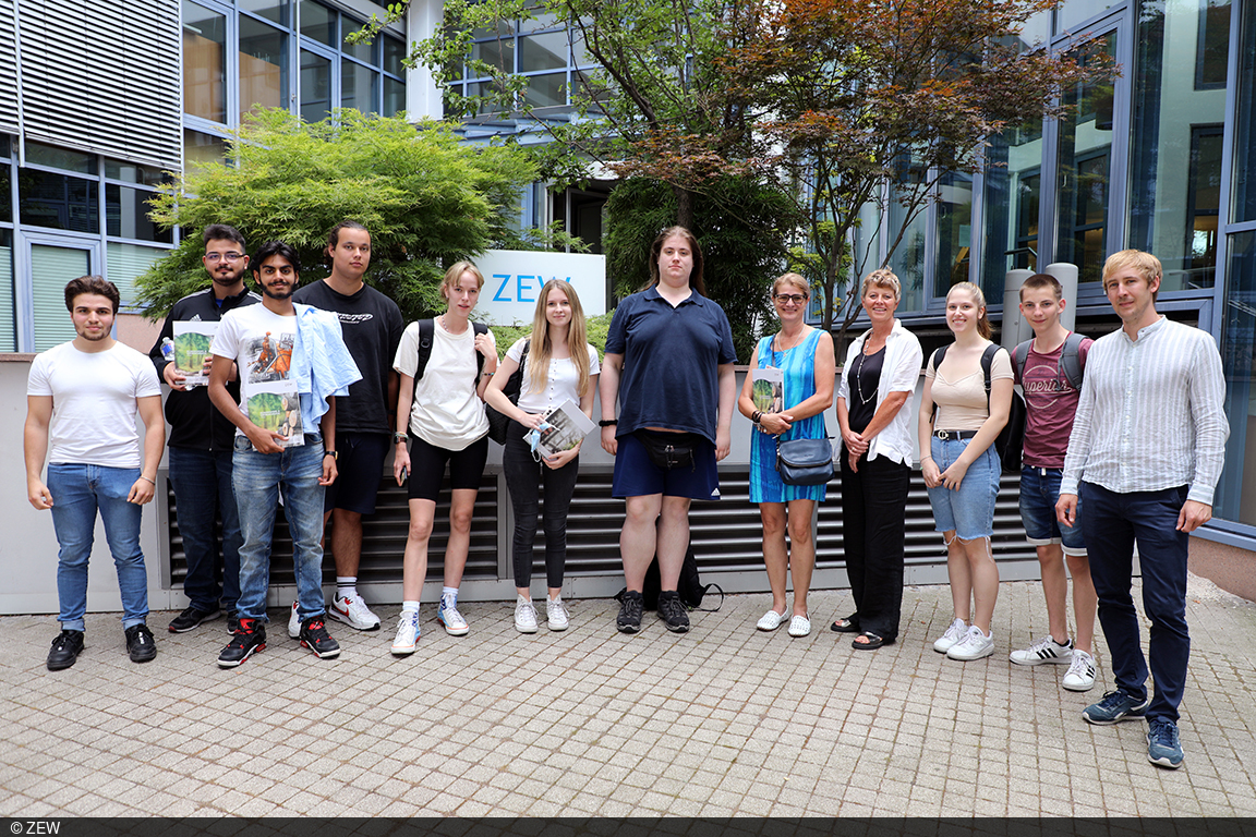 Group picture of the students with teacher Ute Pentke, Dr. Daniela Heimberger and Dr. Marc Frick