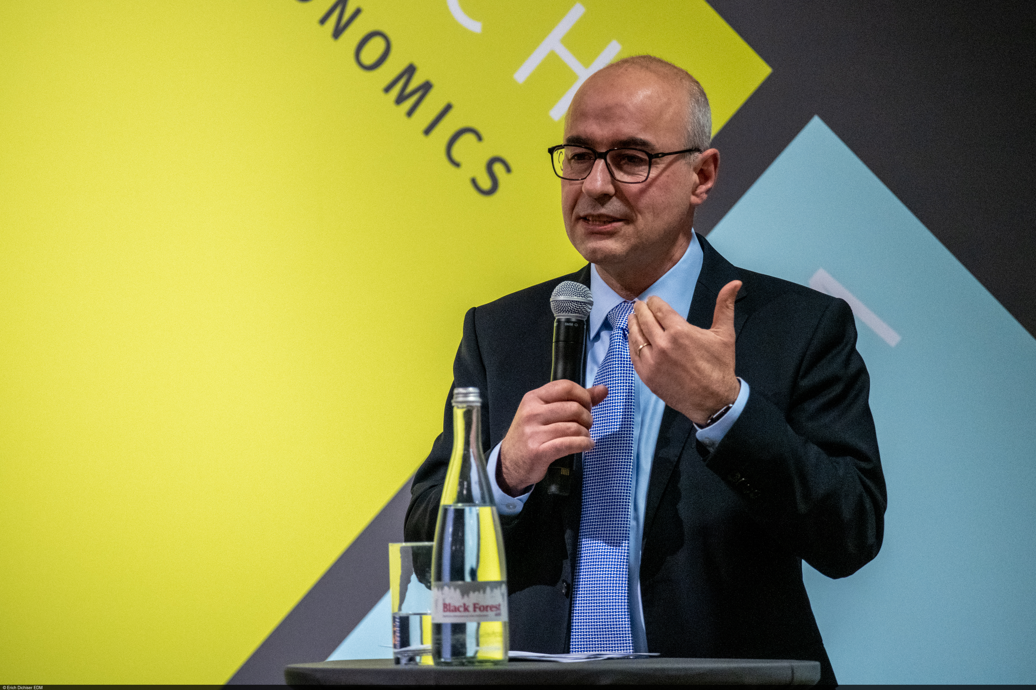 ZEW-Präsident Prof. Achim Wambach, PhD skizziert das Vortragsthema: Klimapolitik und Energiewende.