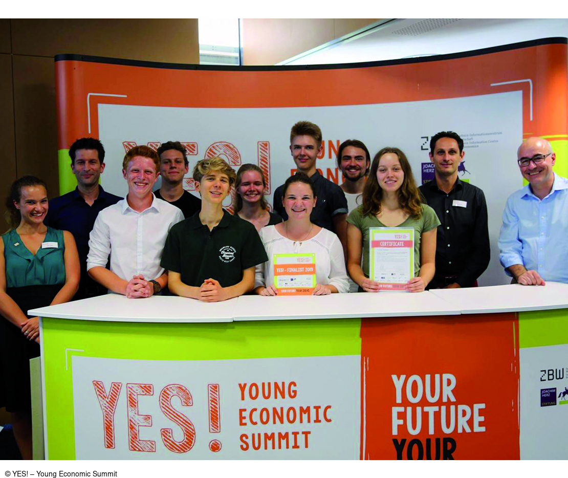 Group photo of the winning team, the organisers of YES! and the ZEW President
