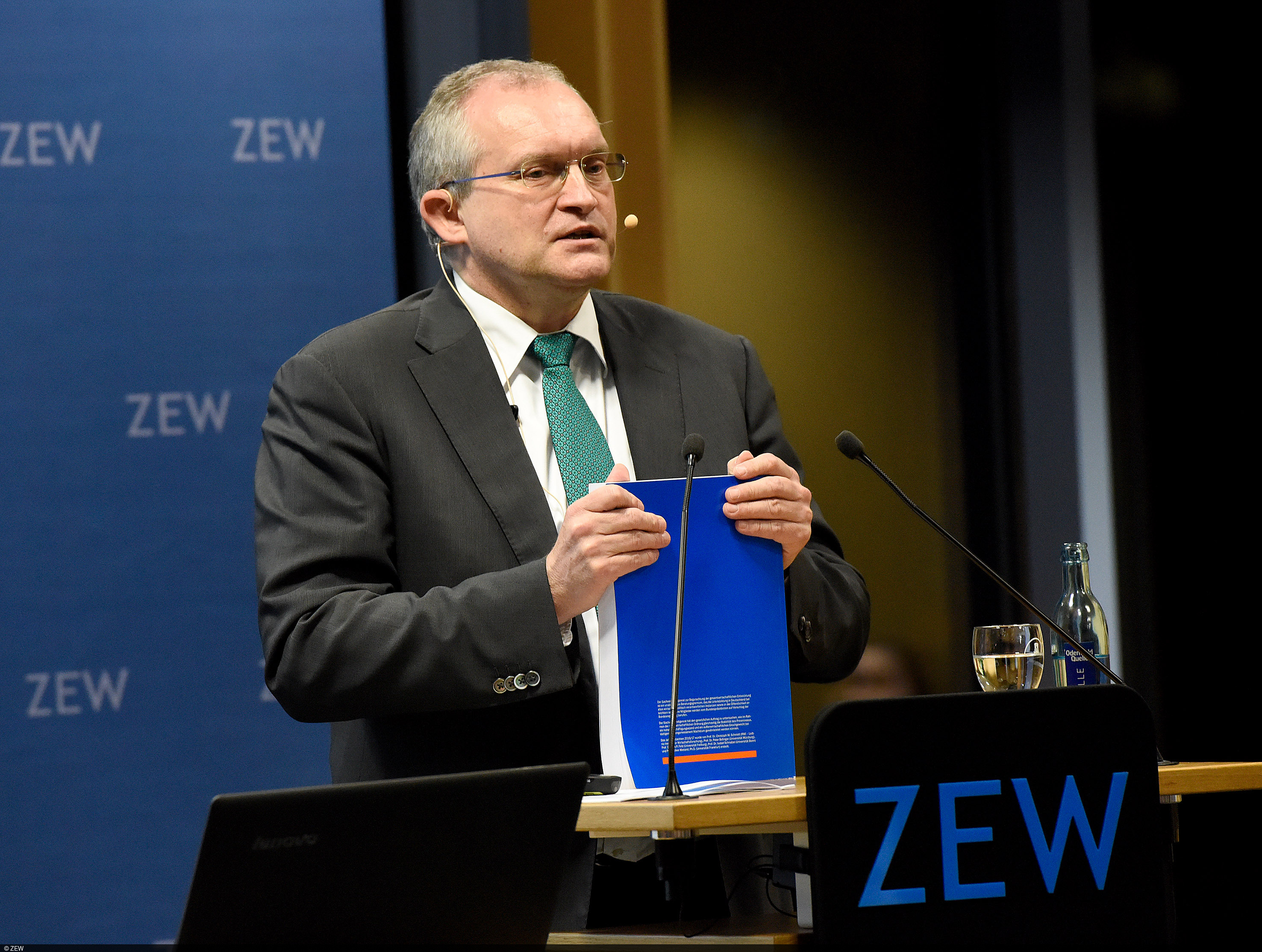 Christoph Schmidt presents the annual report 2016/17 of the Council of Economic Experts at ZEW