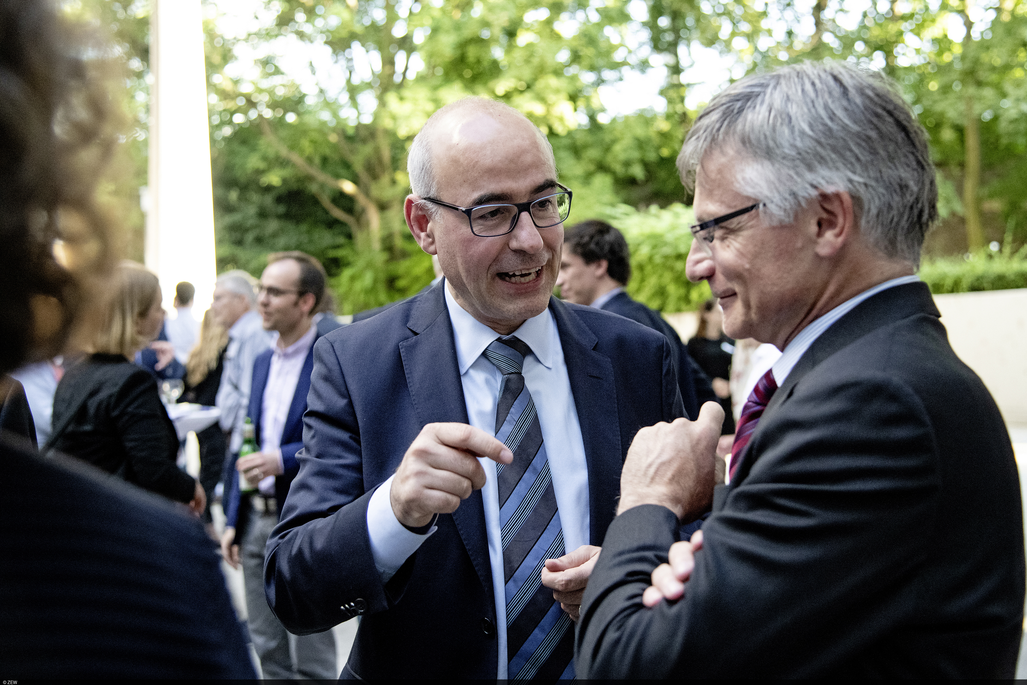 Achim Wambach im Gespräch nach dem Vortrag von Claudia Nemat am ZEW