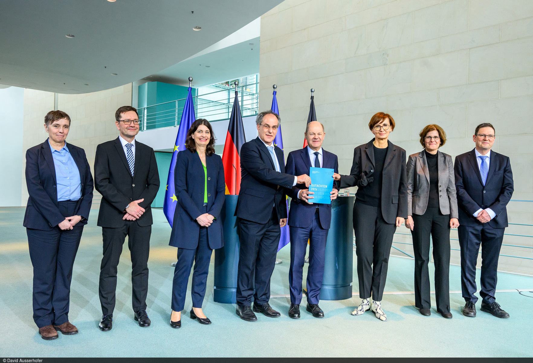The Commission of Experts for Research and Innovation (EFI) hands over its report to the Federal Government. From left to right: Prof. Dr. Dr. h.c. Friederike Welter, Prof. Dr. Till Requate, Prof. Dr. Carolin Häussler, Prof. Dr. Uwe Cantner, Olaf Scholz, Bettina Stark-Watzinger, Prof. Dr. Irene Bertschek und Prof. Dr. Guido Bünstorf.