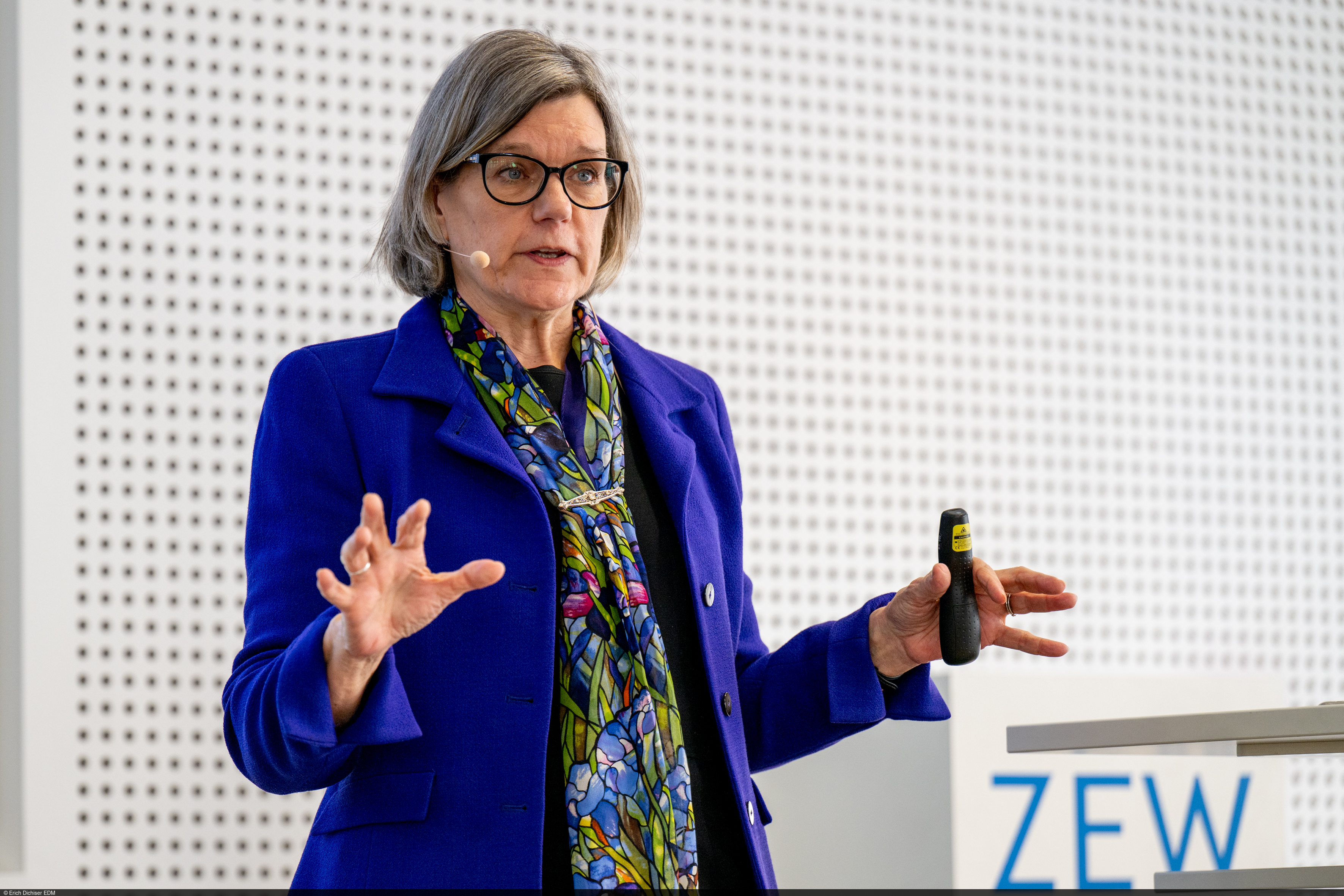 Nancy Rose, PhD während ihrer Keynote auf dem Podium