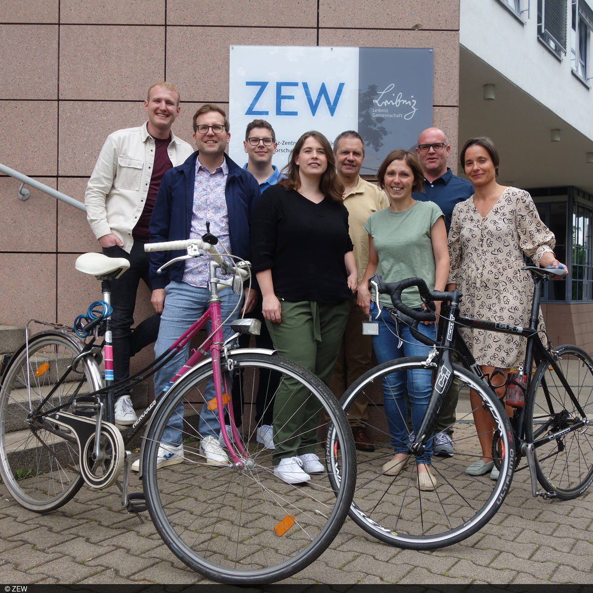 Group picture of some participants of the City Cycling Team in front of the ZEW building