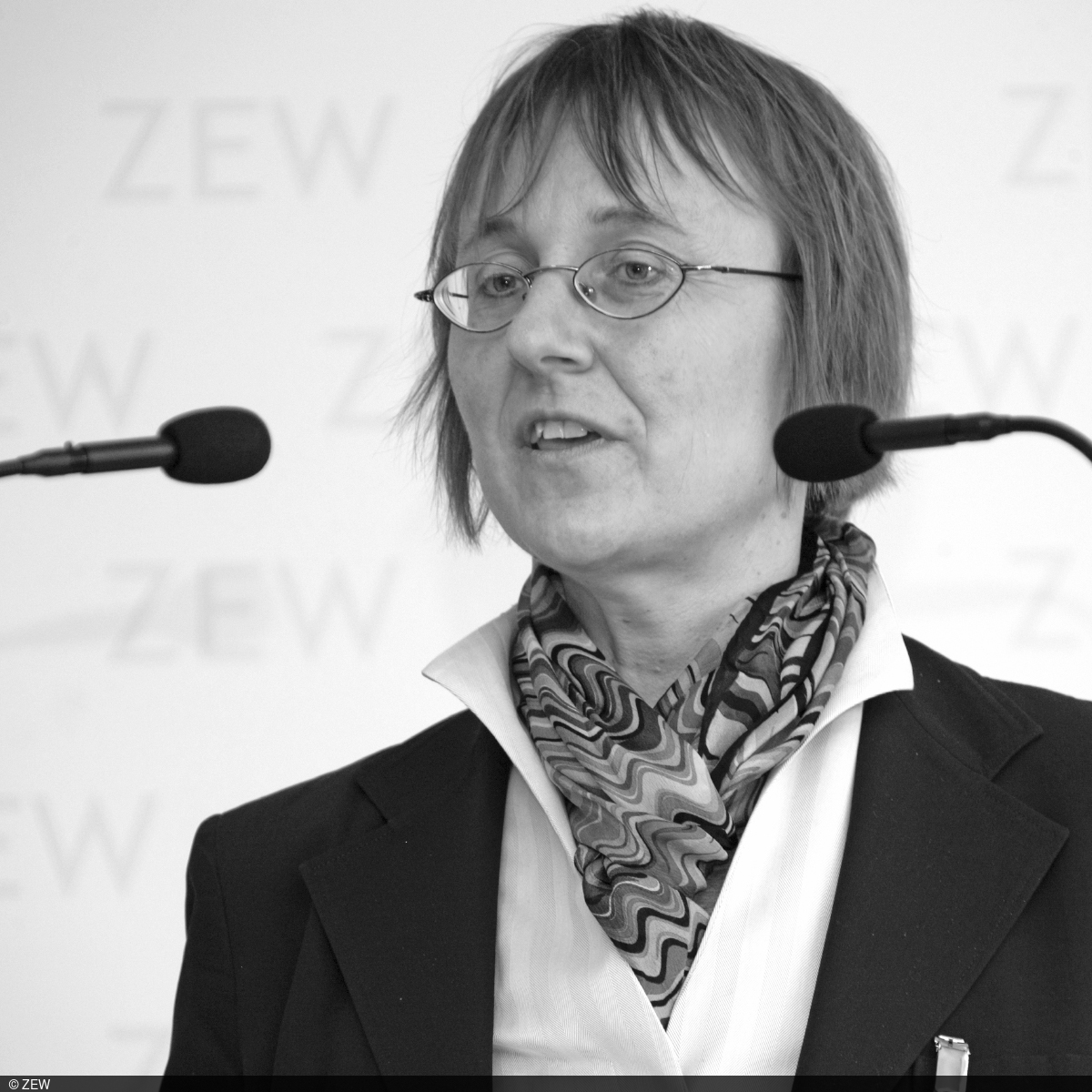 Professor Dr. Heike Schweitzer during a lecture