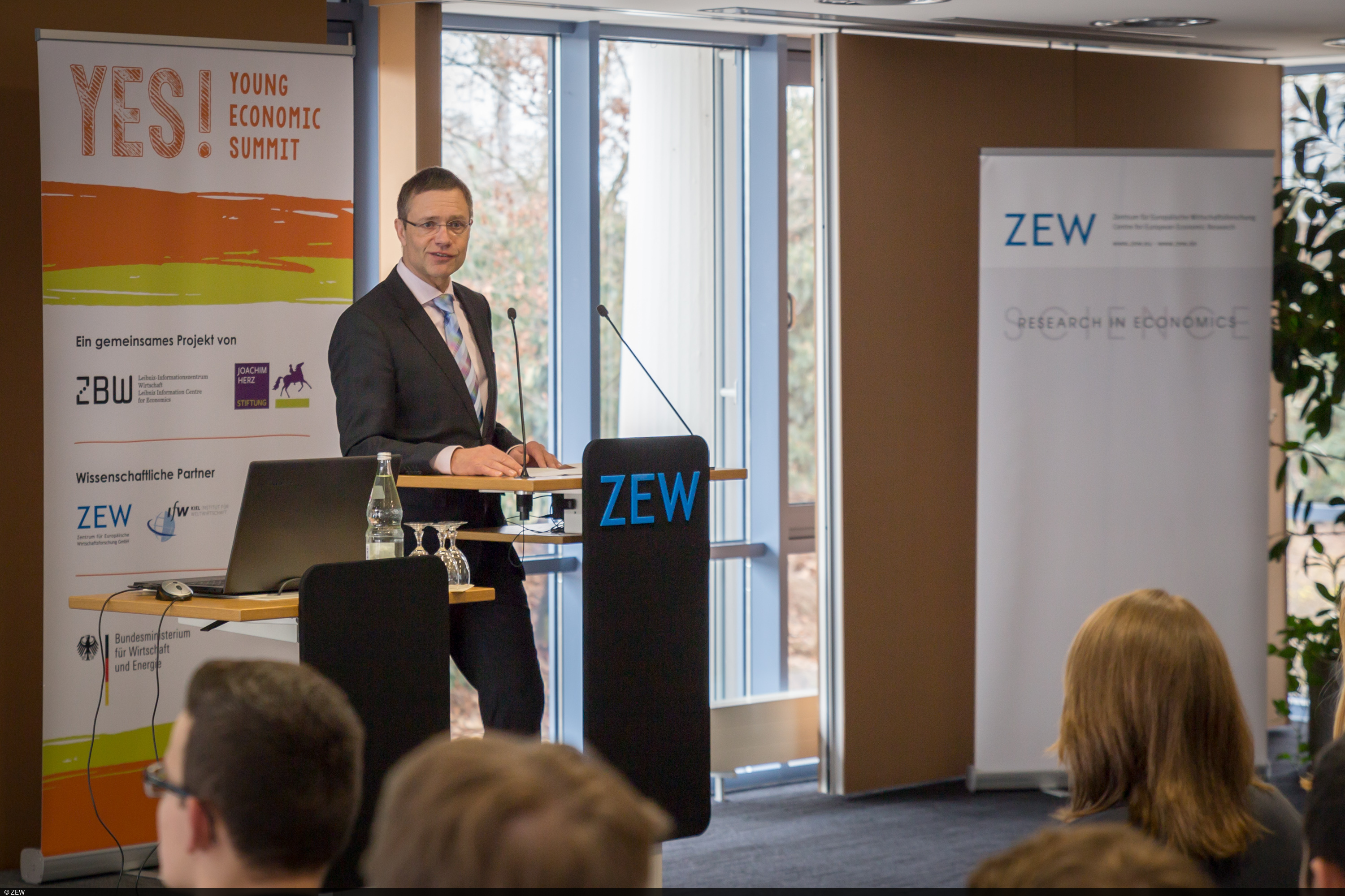 22 Schülerteams beschäftigen sich im Rahmen des "YES! – Young Economic Summit" mit wirtschaftlichen und gesellschaftlichen Herausforderungen für die junge Generation.