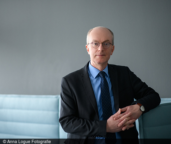 Prof. Dr. Friedrich Heinemann sitzt auf einem Sessel