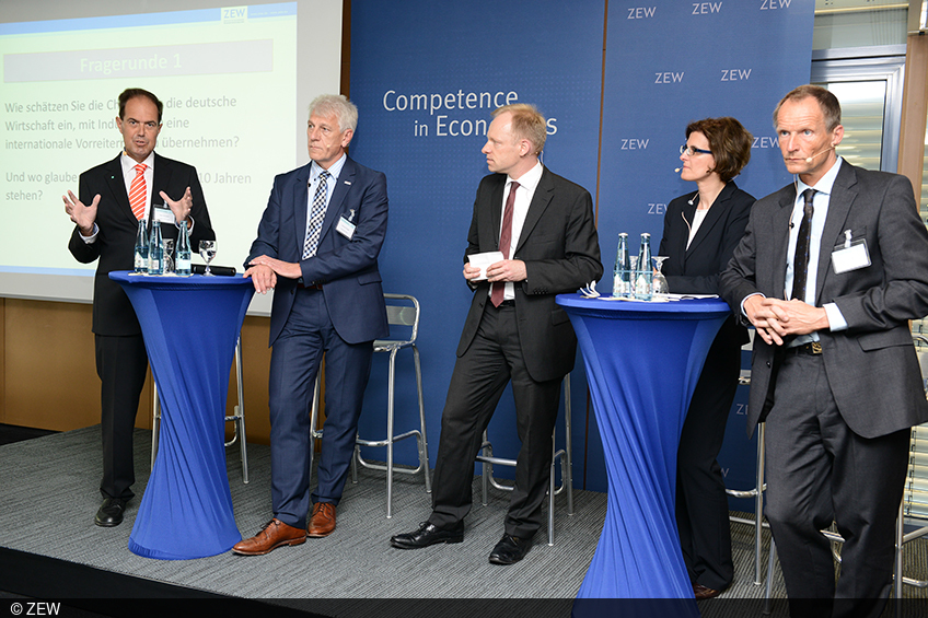 Gruppenbild der Teilnehmer der Podiums-Diskussion beim ZEW-Wirtschaftsforum