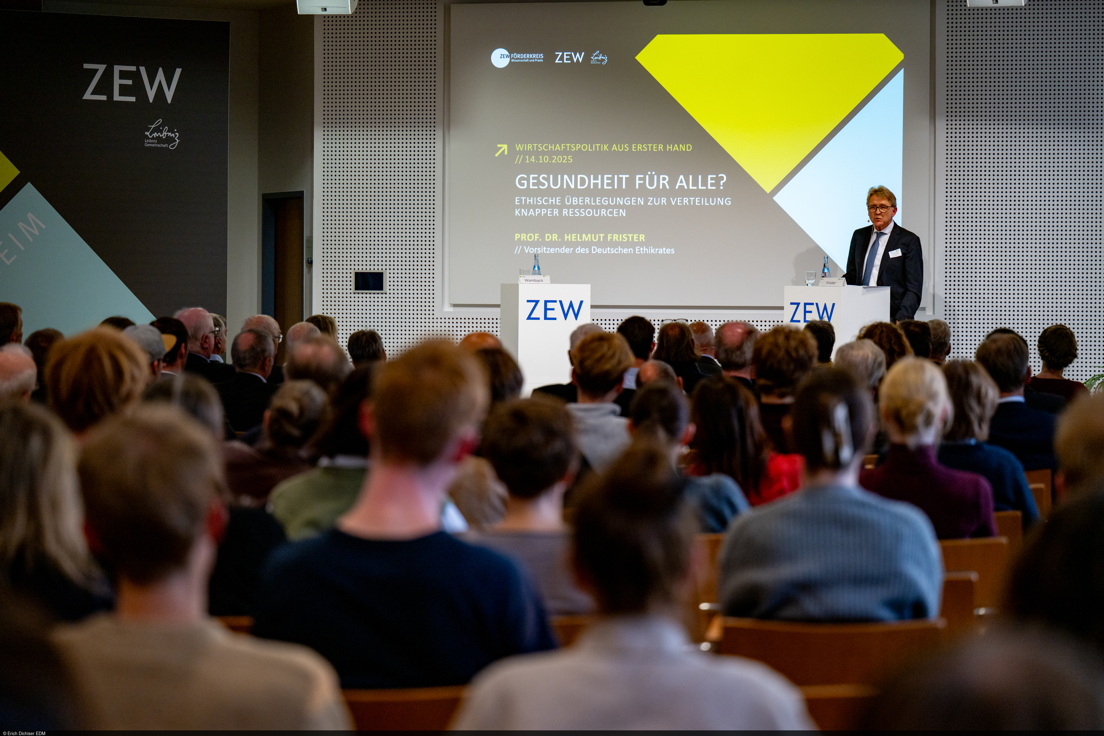 Prof. Dr. Helmut Frister beim Vortrag